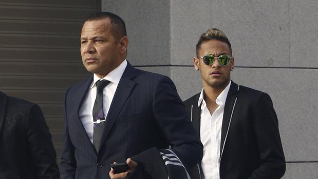 El padre de Neymar cobrará hoy 26 millones del Barcelona