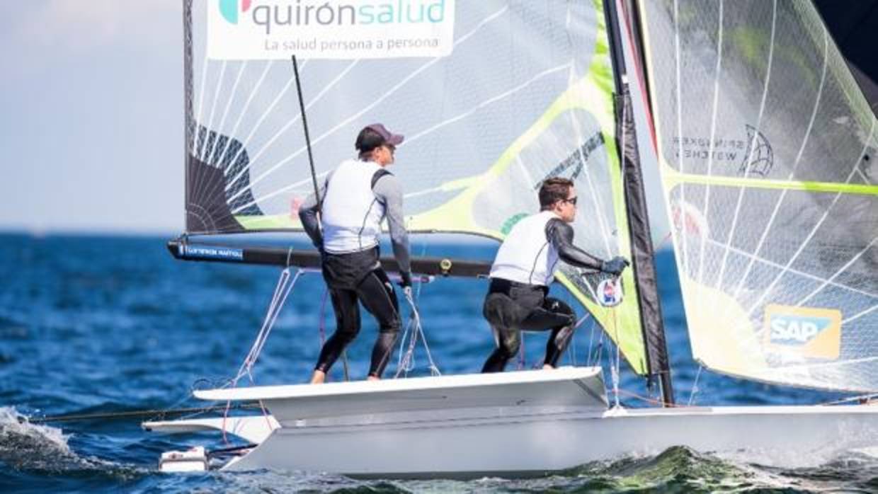 España navega en el grupo oro del Europeo de 49er