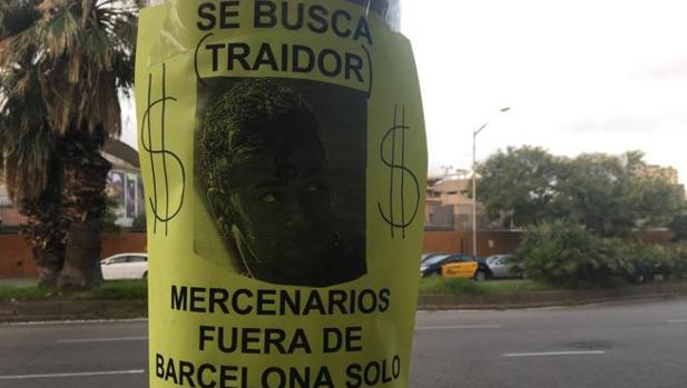 Carteles contra Neymar cerca del Camp Nou