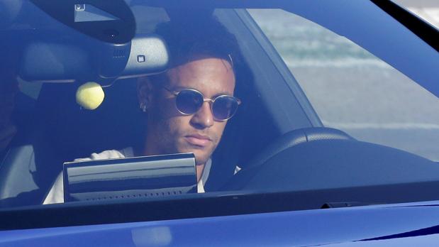La UEFA analizará el traspaso de Neymar