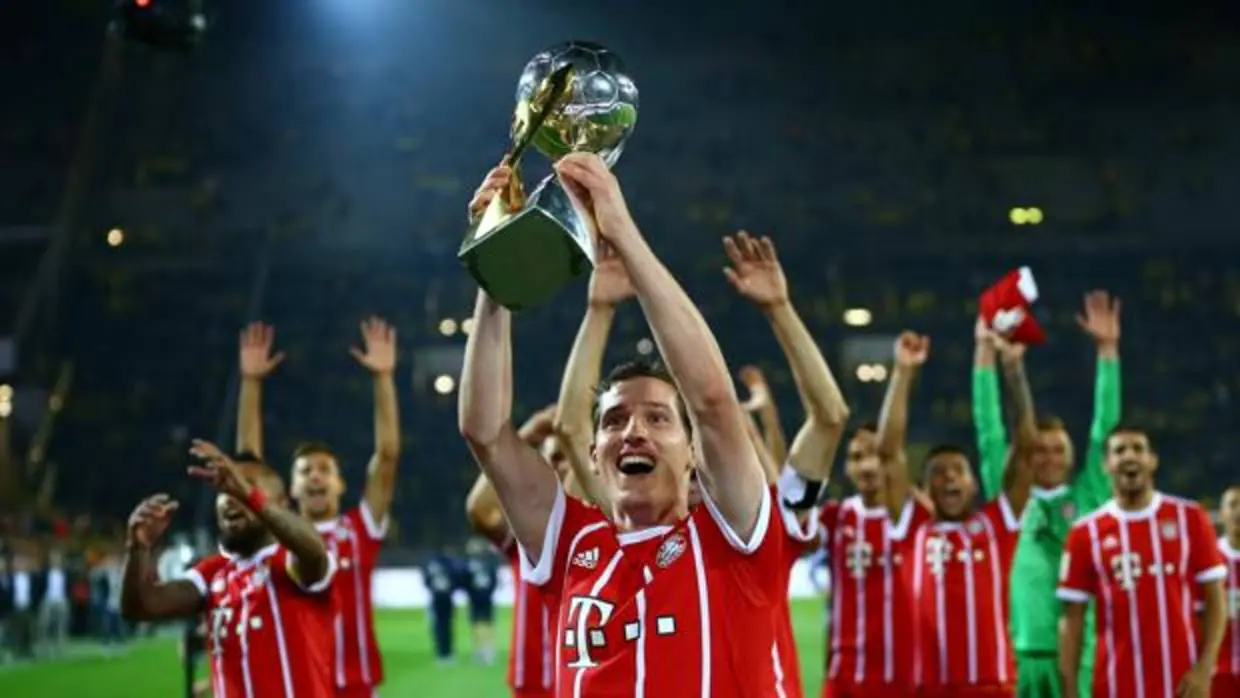 Los jugadores del Bayern celebran la conquista de la Supercopa alemana
