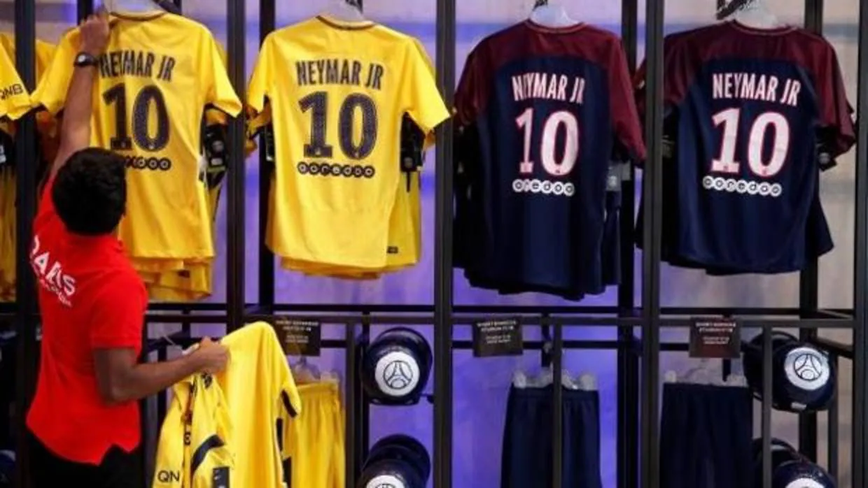 Camisetas de Neymar en la tienda del PSG