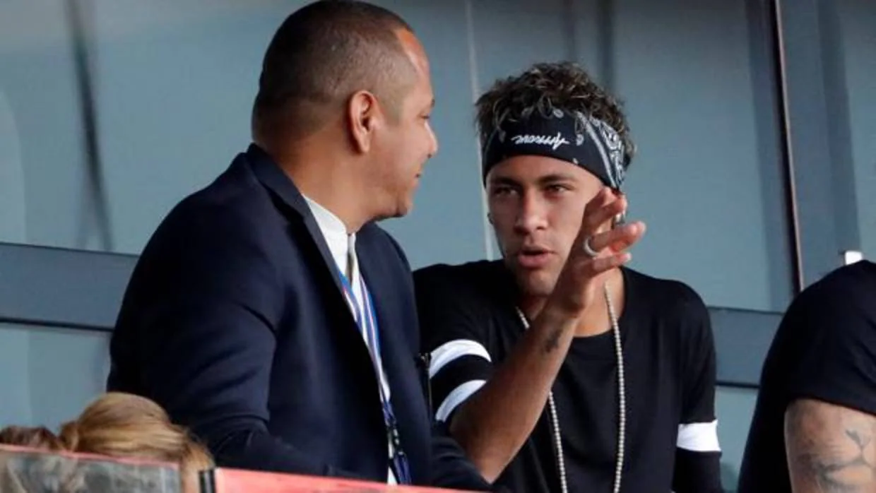 Neymar y su padre en el palco del Parque de los Príncipes