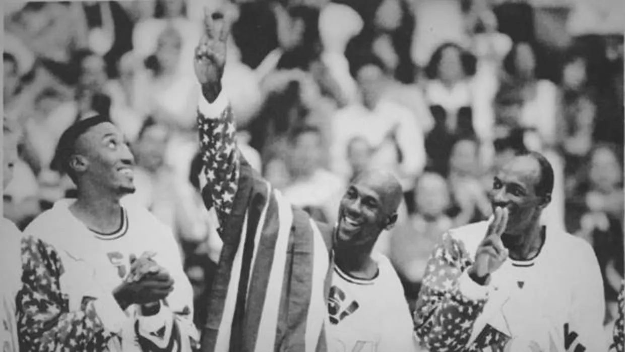 Pippen, Jordan y Drexler celebran el oro olímpico de Barcelona 92