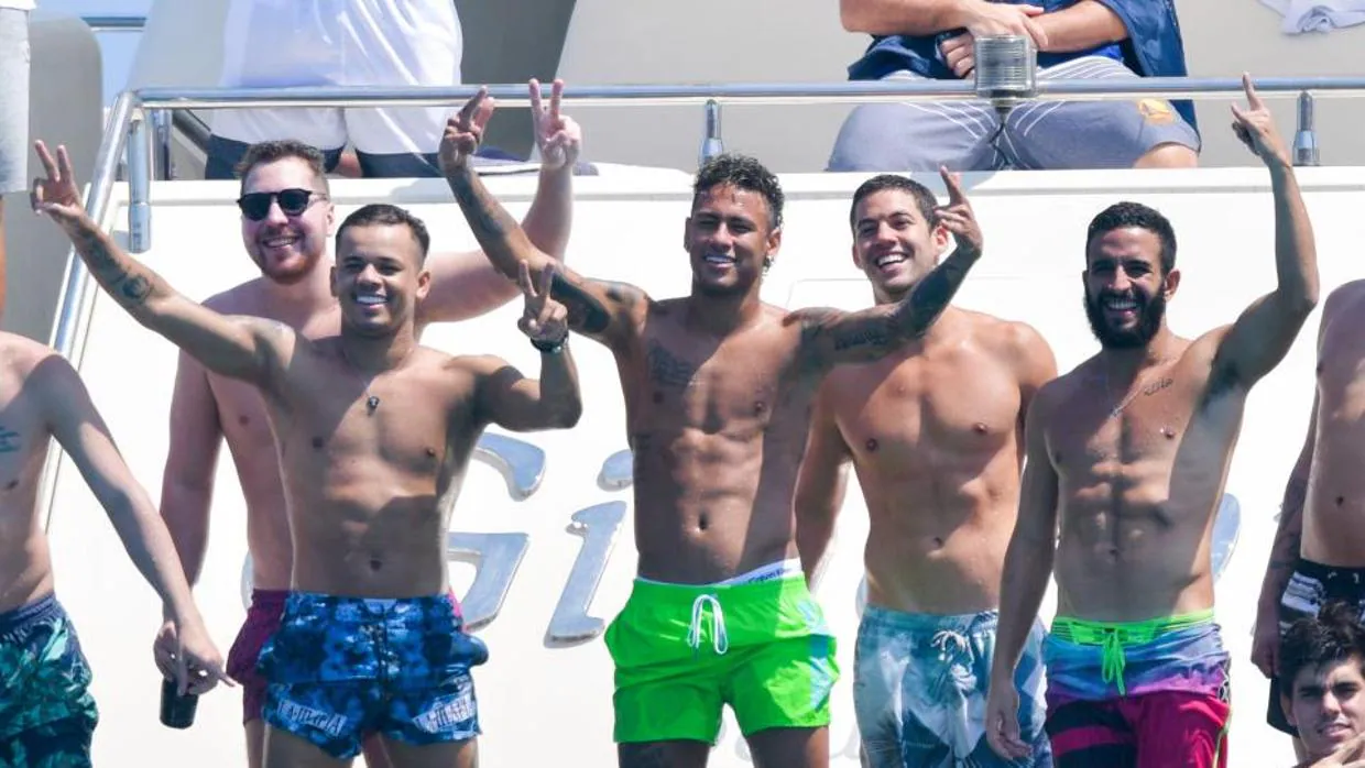 Neymar junto a sus amigos en el sur de Francia