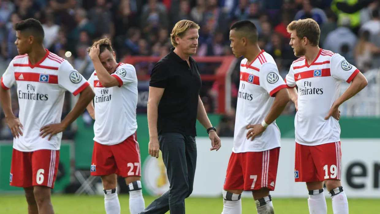 Los jugadores y el técnico del Hamburgo, desolados tras quedar eliminados de la Copa alemana