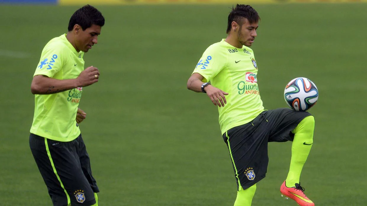 Neymar y Paulinho con la selección brasileña