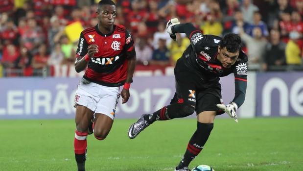 Vinicius asombra con el Flamengo en su primer partido completo