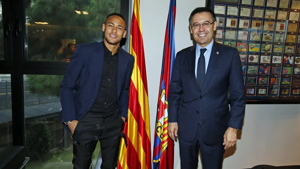 Neymar posa con Bartomeu tras firmar su renovación el pasado mes de octubre