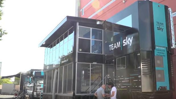 El imponente motorhome de Sky al estilo de la Fórmula 1