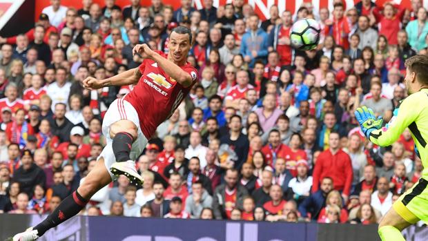 Ibrahimovic seguirá jugando en el Manchester United