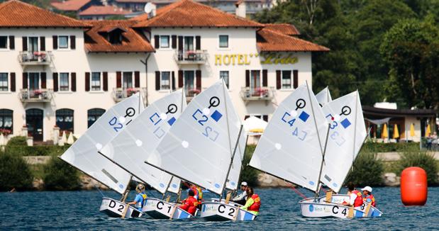 España termina tercera y ya está en las semifinales del Europeo Team Racing de Optimist