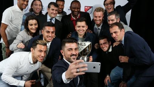 El capitán Villa celebra su MVP de la MLS con sus compañeros de equipo