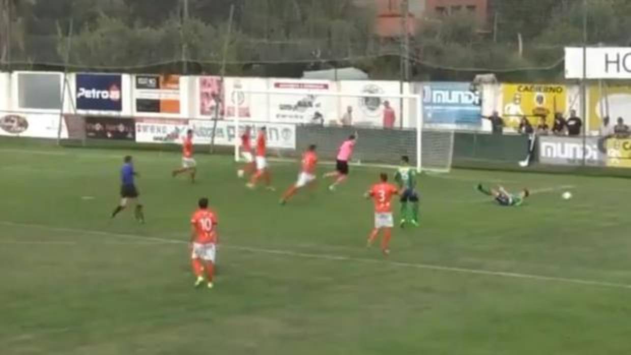 Momento en el que el jugador del Atlético Astorga cae en el área de Unionistas