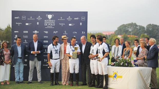 El Rey Juan Carlos entrega la Copa de Oro Santa María Polo Club