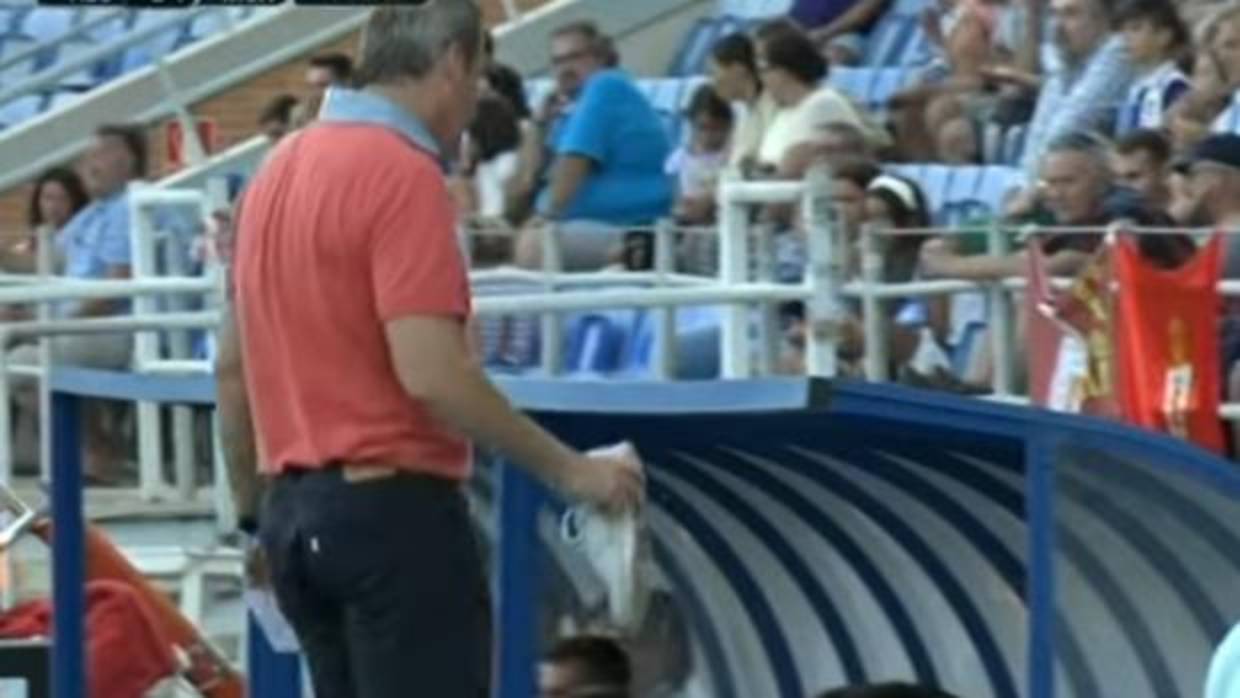 El delegado del Recre retira el zapato que le entregó el árbitro del partido ante el Murcia