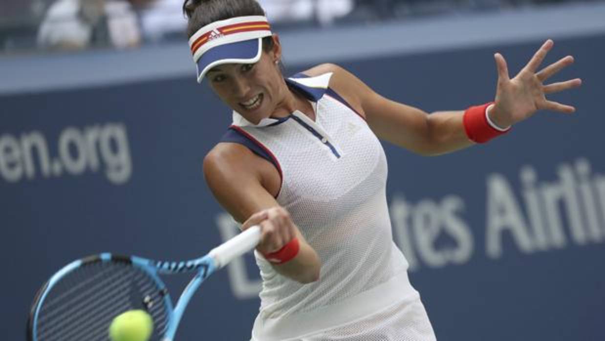 La tenista española Garbiñe Muguruza devuelve la bola durante el US Open