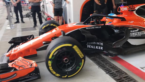 Alonso prueba el Halo, estrena motor y recibe 35 puestos de sanción