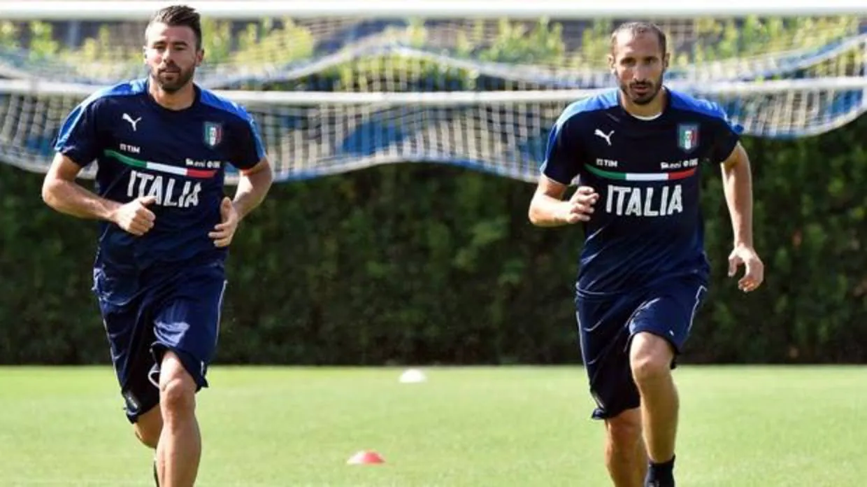 Chiellini, a la derecha, durante el entrenamiento con Italia