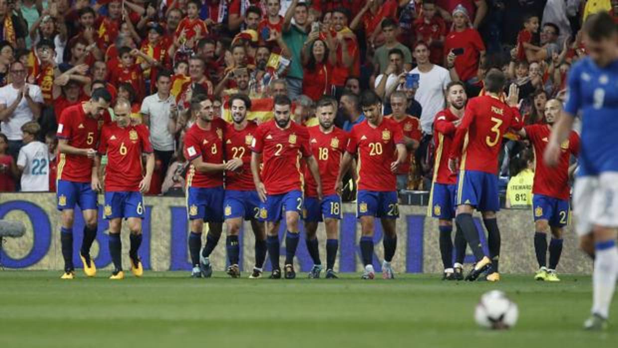 Los jugadores de la selección, durante el partido ante Italia