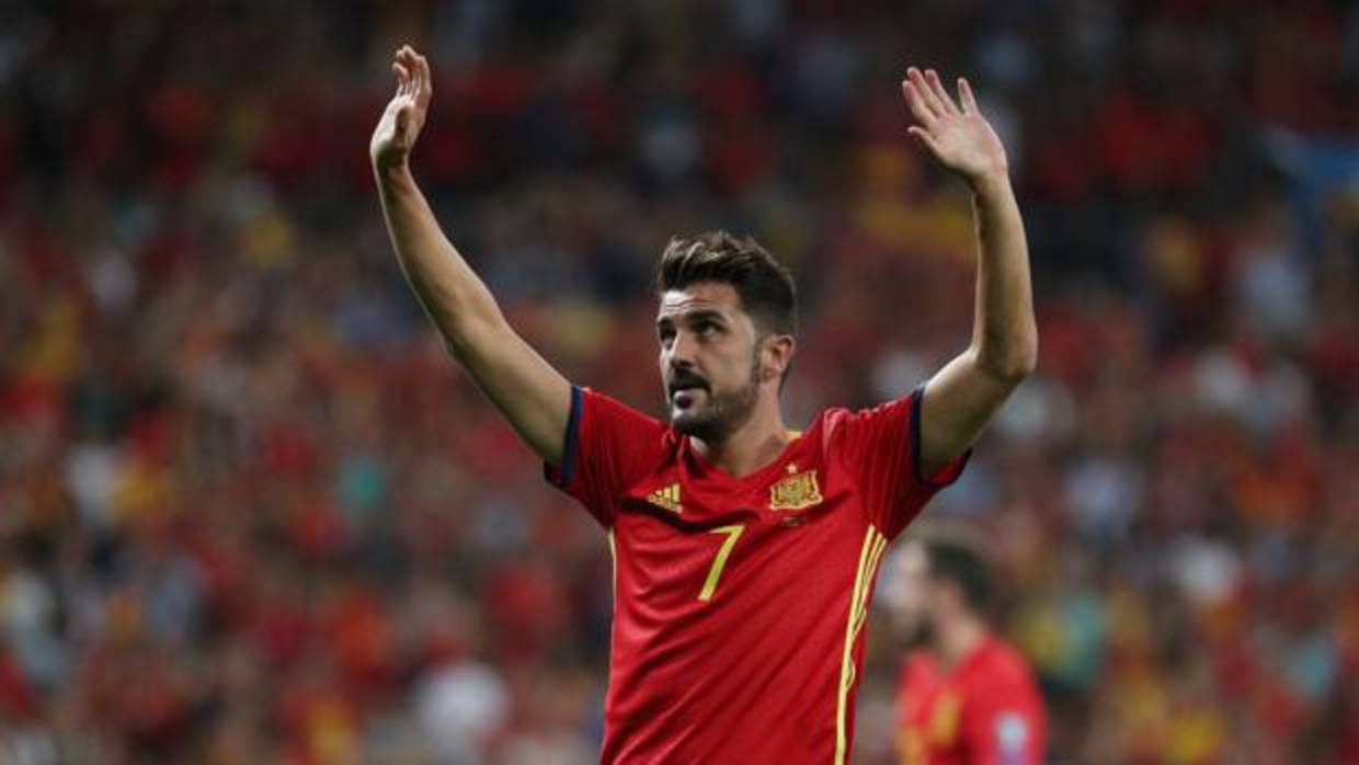 David Villa saluda a la afición en el Bernabéu tras el España-Italia