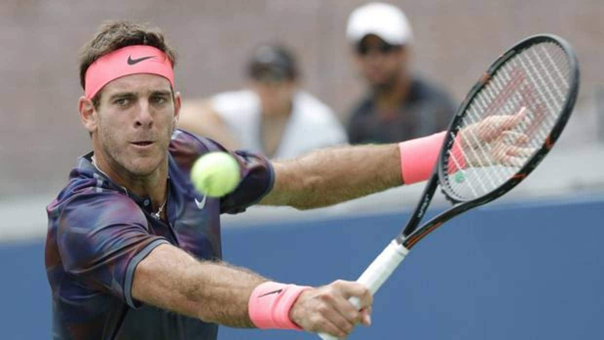 El tenista argentino Juan Martín del Potro devuelve una bola durante el US Open