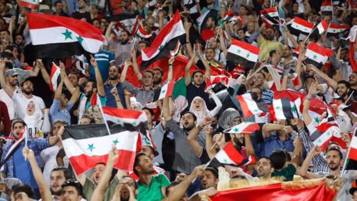Seguidores sirios en el estadio Azadi en Teherán