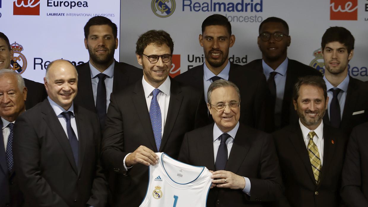 Florentino Pérez presenta a la nueva «compañera» del Real Madrid de baloncesto