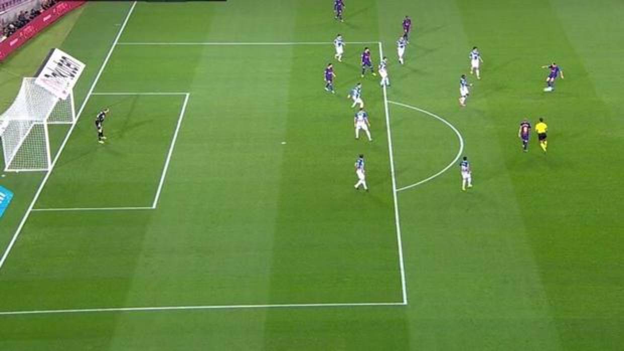 Messi, más adelantado que la defensa del Español cuando el balón sale de los pies de Rakitic
