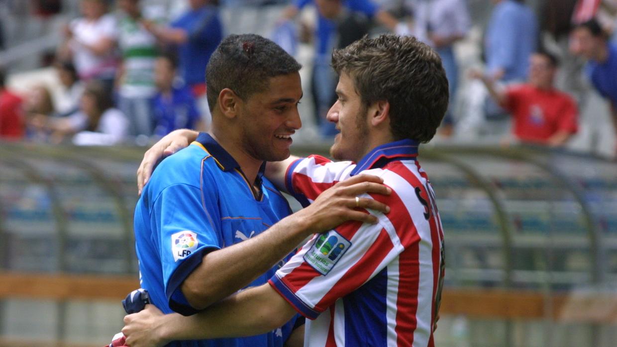 Yago (Real Oviedo) y Samuel (Sporting de Gijón) se saludan después del derbi de 2003