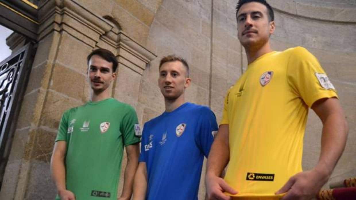 Iago Barro, Santi Valladares y Víctor López, del Santiago Futsal, con las nuevas camisetas