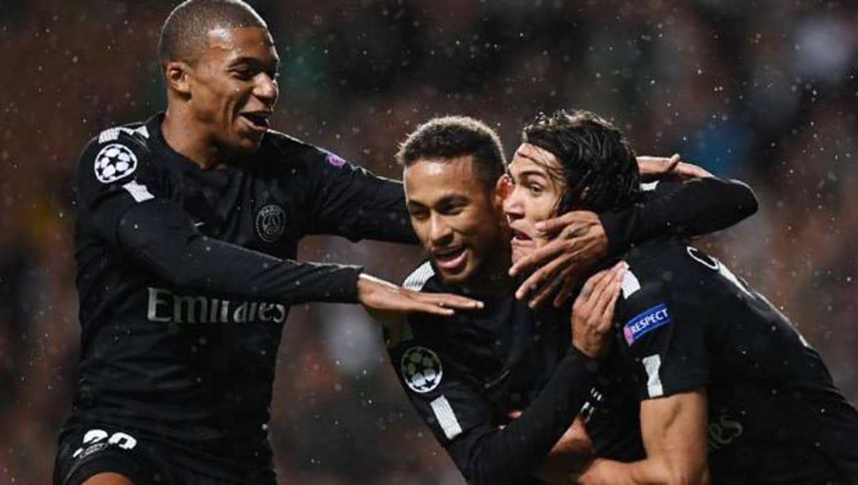 Mbappé, Neymar y Cavani celebran un gol del PSG