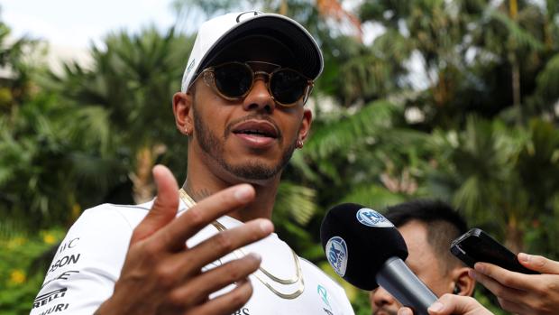 Hamilton: «Espero que Alonso tenga un coche el año que viene para poder luchar con nosotros»