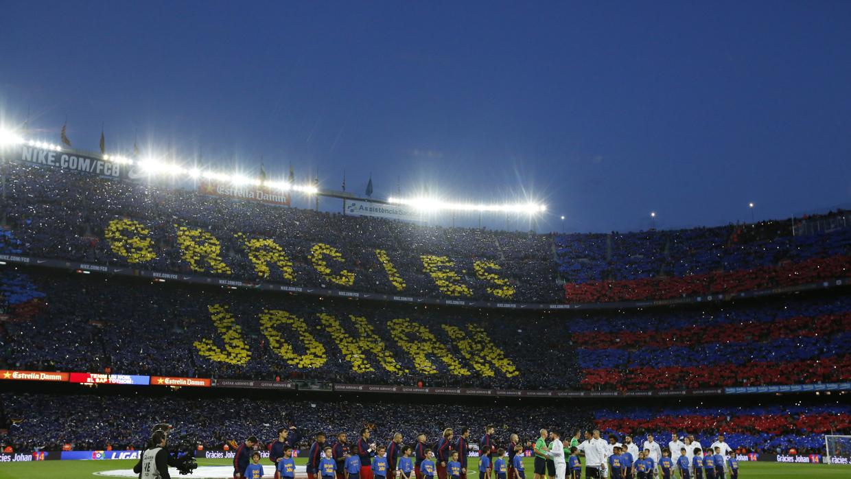 El Camp Nou rinde homenaje a Cruyff antes de la disputa de un partido ante el Madrid