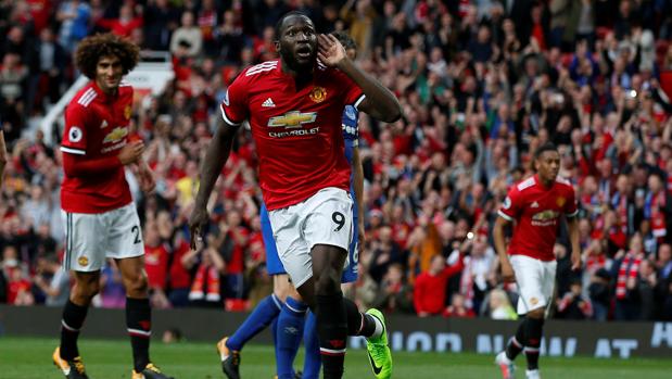 Lukaku gana el pulso a Rooney