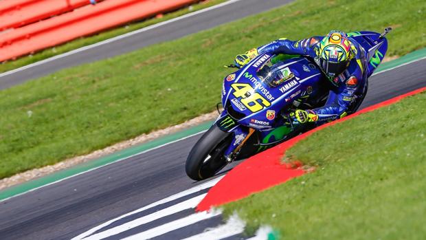 Valentino Rossi se sube a la moto 18 días después de romperse la tibia y el peroné