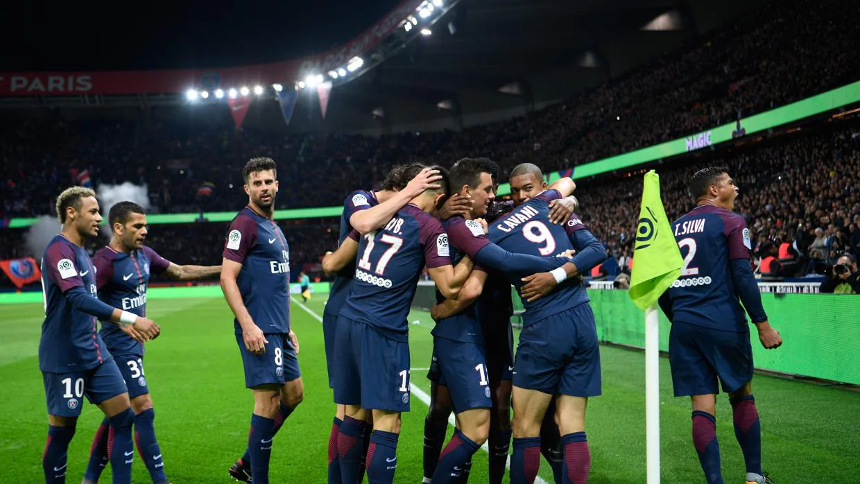 Los jugadores del PSG celebrando un gol frente al Lyon