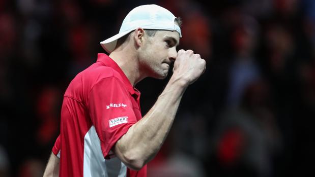 Un gran Isner vence a Nadal en la Copa Laver