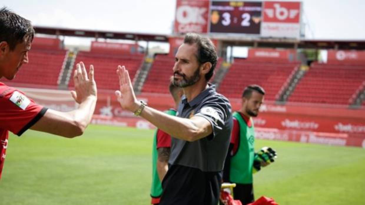 El Mallorca dejará a sus aficionados hablar con el técnico a cambio de dinero