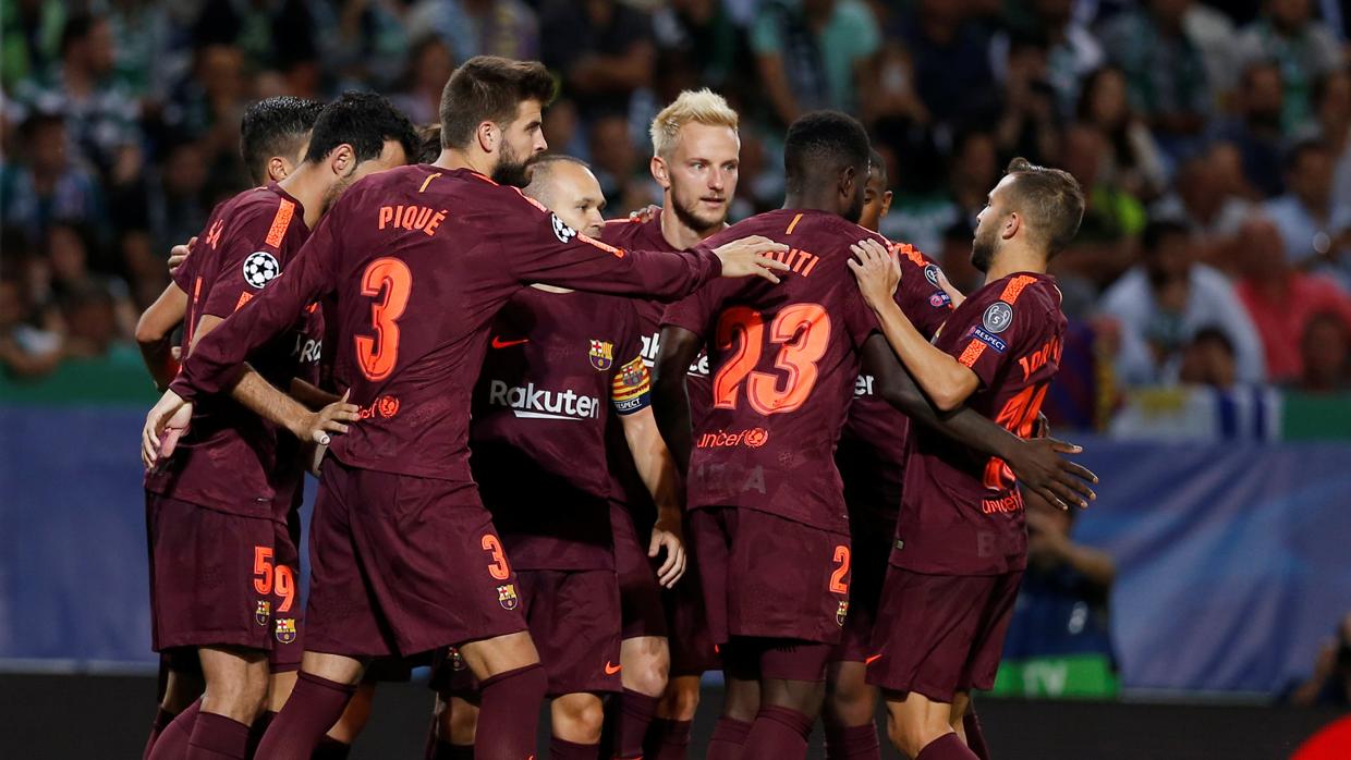 Los jugadores del Barcelona celebran el gol de Coates en propia puerta