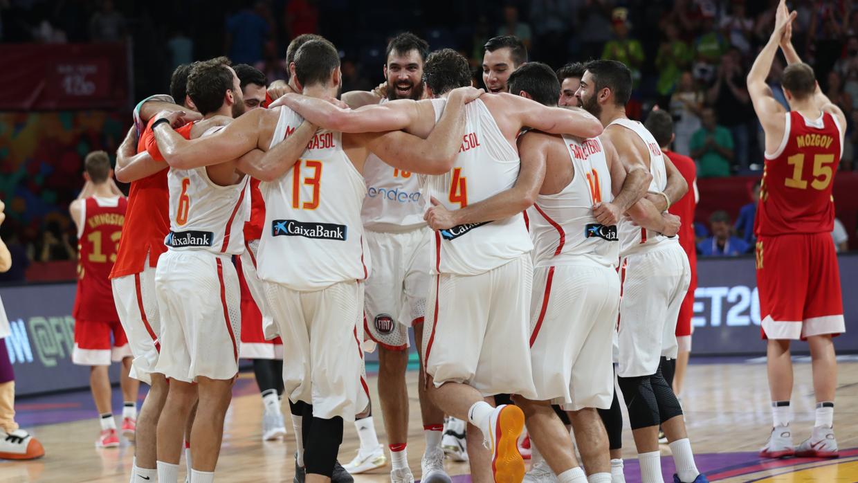 La selección española celebrando el bronce en el Eurobasket