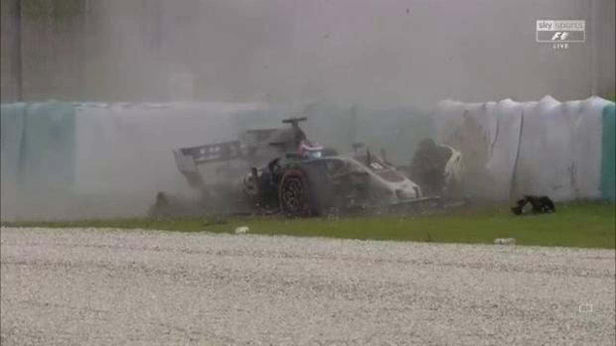 Espeluznante accidente de Grosjean por culpa de una tapa de alcantarilla