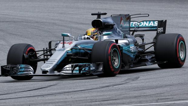 Otra pole de Hamilton, otro fiasco de Vettel