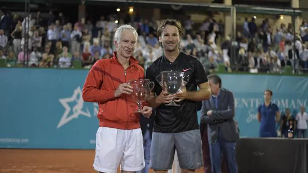 John McEnroe y Carlos Moya, subcampeón y campeón de la Senior Masters Cup