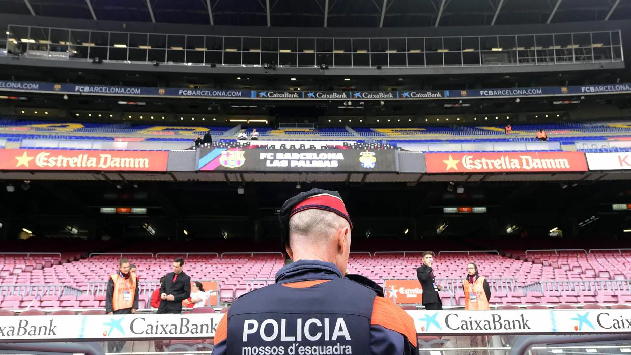 Un mosso vigila el Camp Nou, vacío antes del duelo ante Las Palmas