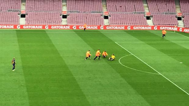 Un espontáneo salta al césped del Camp Nou a pesar de jugarse a puerta cerrada