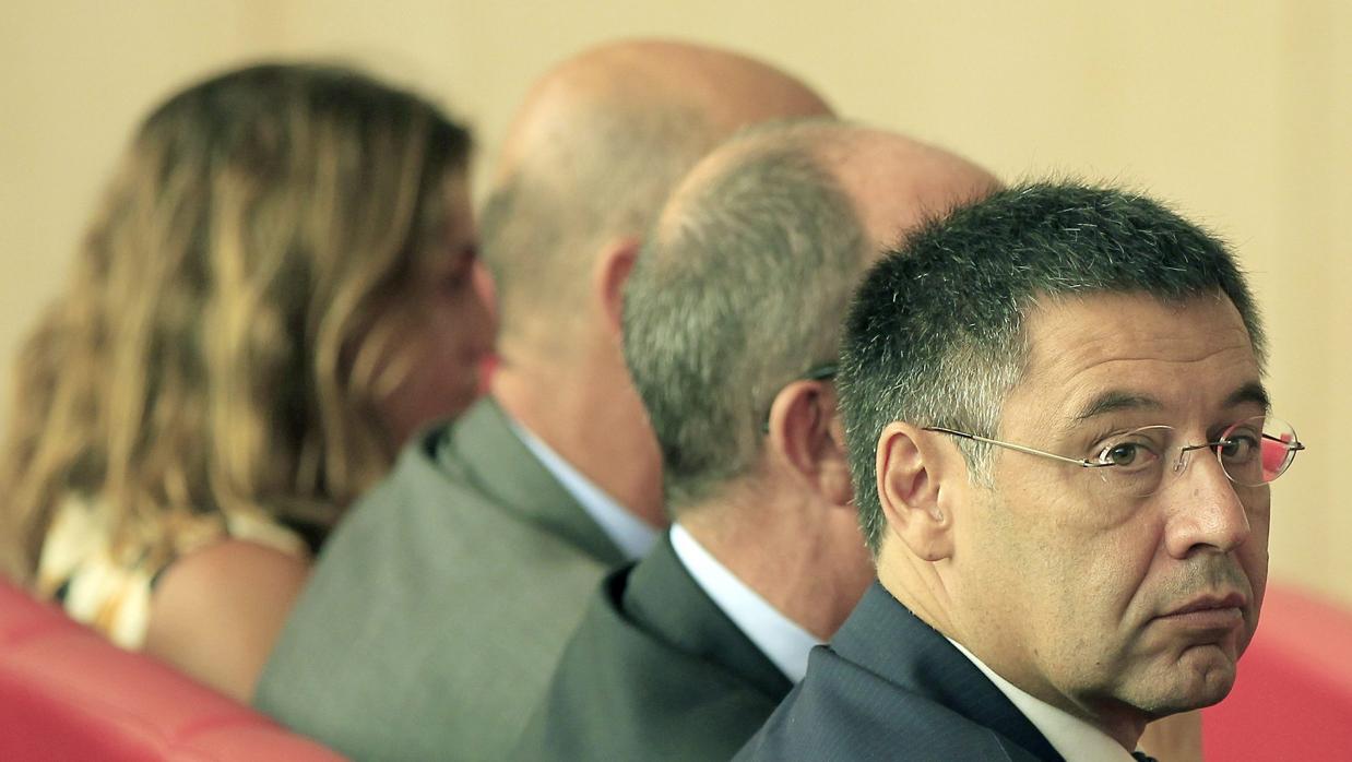 Josep Maria Bartomeu junto a varios de sus directivos