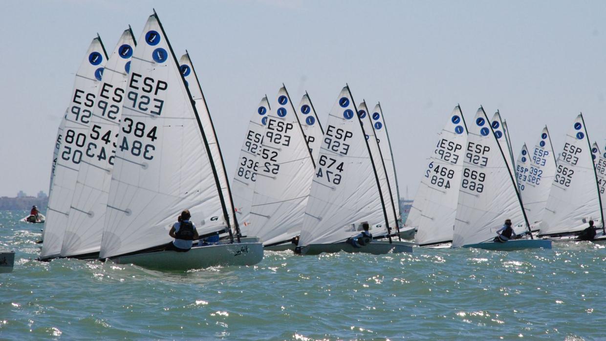 Álvaro Ballesteros y María García, campeones autonómicos de Finn y Europa