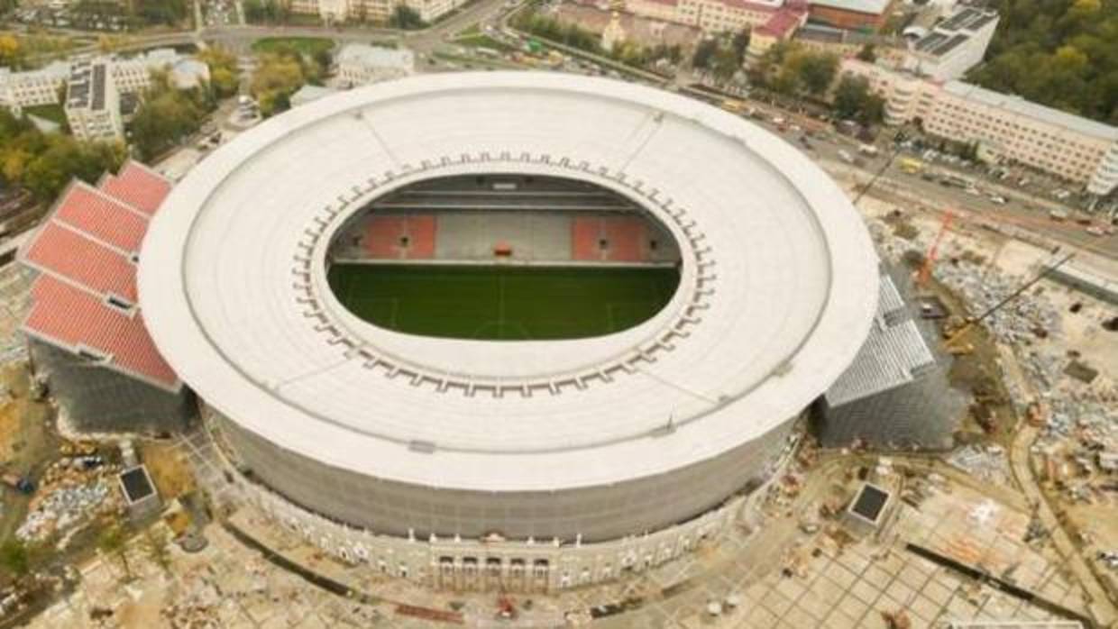 Gigantescas gradas supletorias fuera del estadio para alcanzar el aforo mínimo