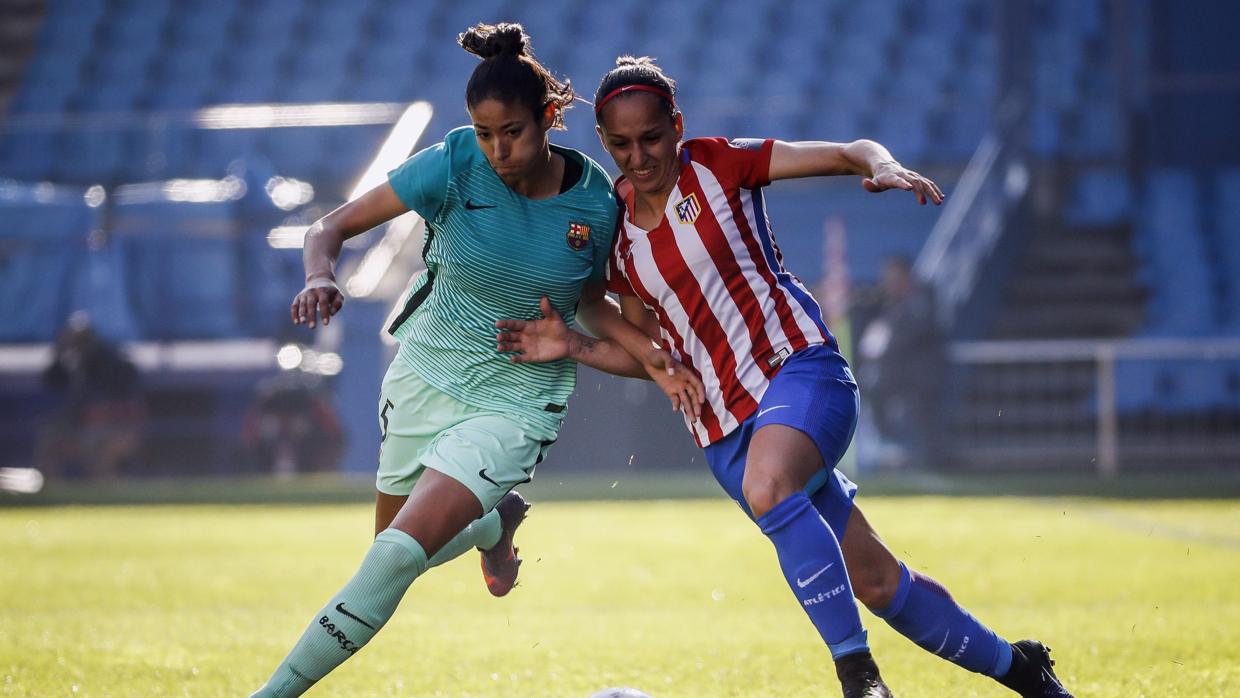 Marta Corredera y Melanie Serrano pelean por un balón durante un Brcelona-Atlético
